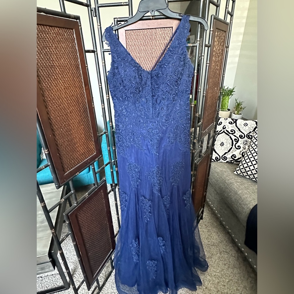 Very beautiful navy Cache dress sz 12, amazing fit, lace and tulle
